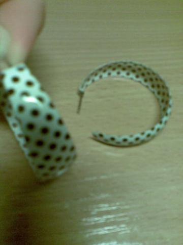 Daiktas taškeliuoti auskarai :} 