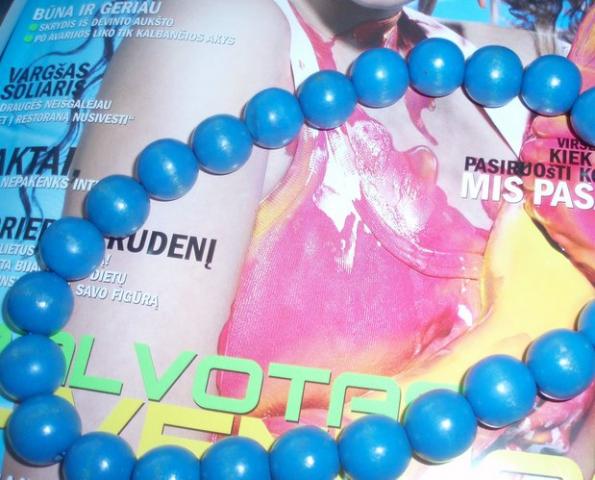 Daiktas melyni karoliai