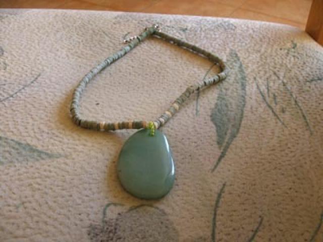 Daiktas verinys su tikru akmenuku