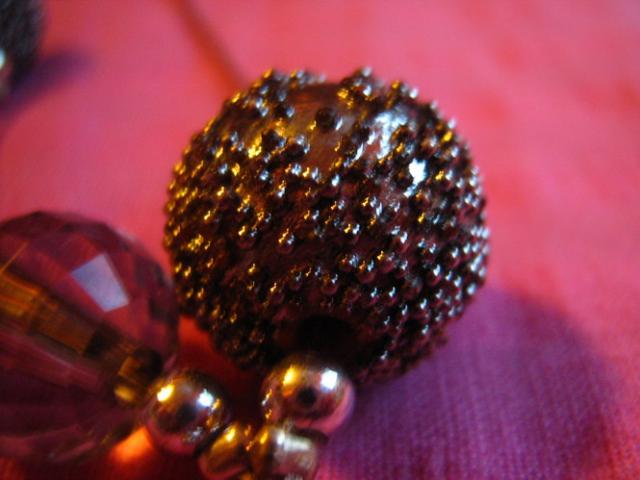 Daiktas karoliai[NEBĖR.