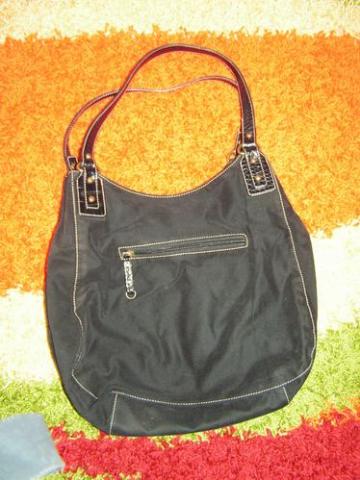 Daiktas juoda talpi rankine