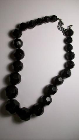 Daiktas plastmasiniai karoliai