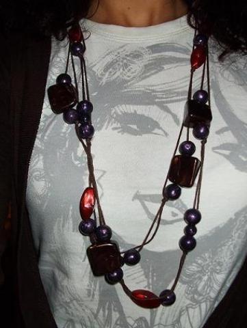 Daiktas verinys ant kaklo.