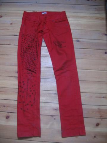 Daiktas Raudoni džinsai