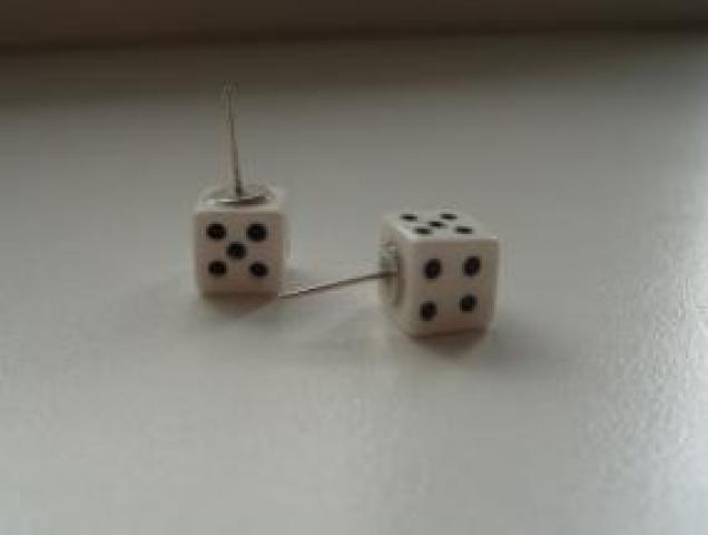 Daiktas auskarai losimo kauliukai