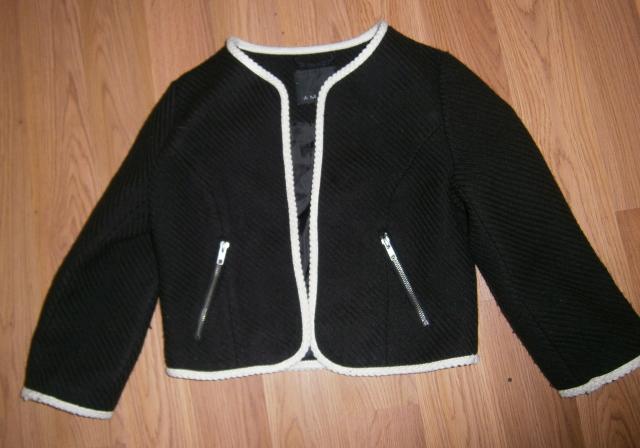 Daiktas Juodas su beltais apvadais švarkas 