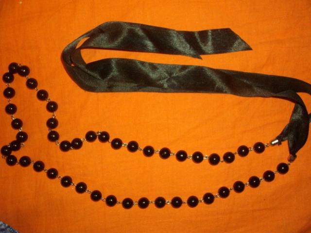 Daiktas karoliai, dirzas