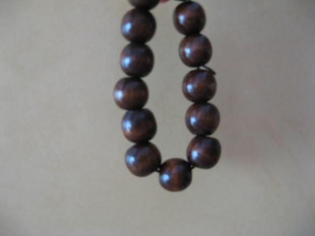 Daiktas ruda apyranke is karoliuku