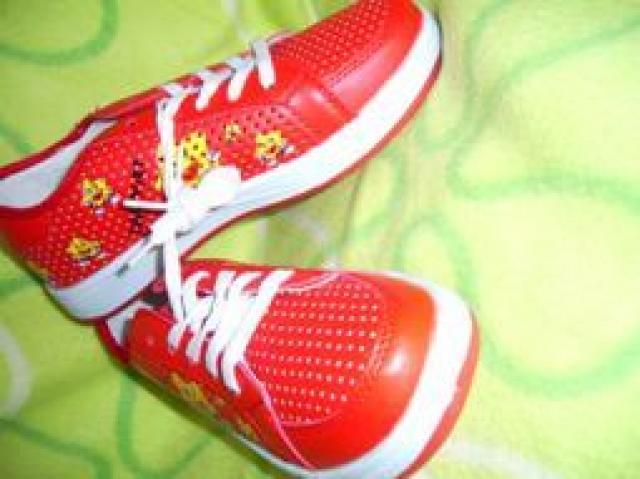 Daiktas raudoni batai