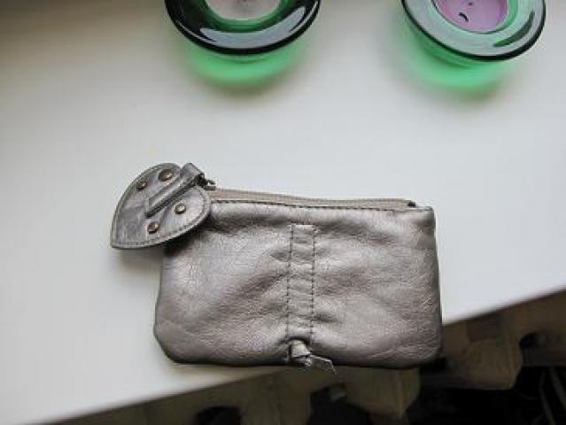 Daiktas Avon pinigine 