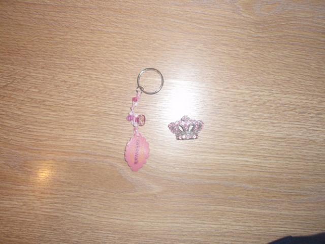 Daiktas sage ir prie raktu ar prie kelniu pakabukas;}