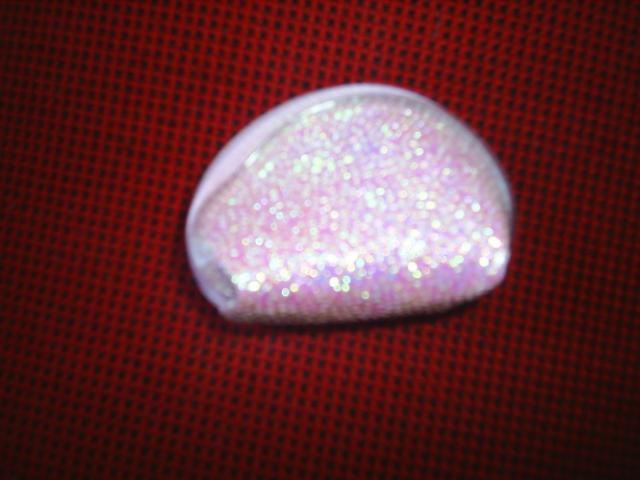 Daiktas blizgi piniginyte.