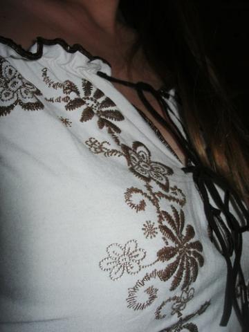 Daiktas siuvinėta bliuskutė_išmainyta