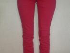 Daiktas raudonos kelnes (džinsai)