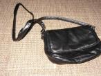 Daiktas juoda odine maza rankine.
