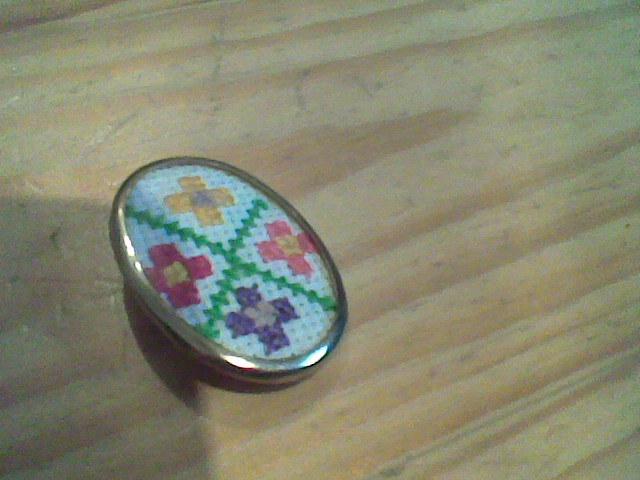 Daiktas sage,siuvineta rankomis(rez dalialia)