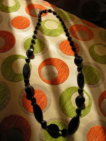 Daiktas juodi karoliai