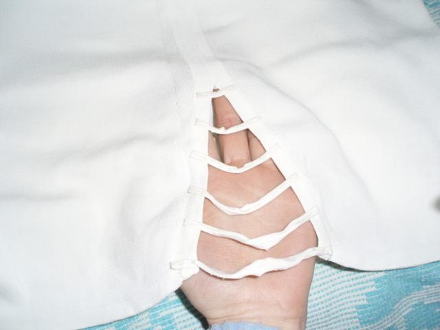 Daiktas balta bliuskutė