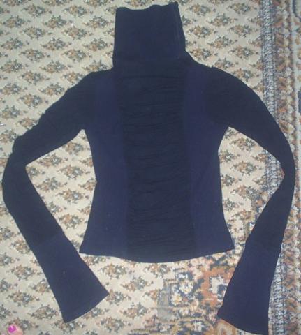 Daiktas juodas rauktas bliuzonas