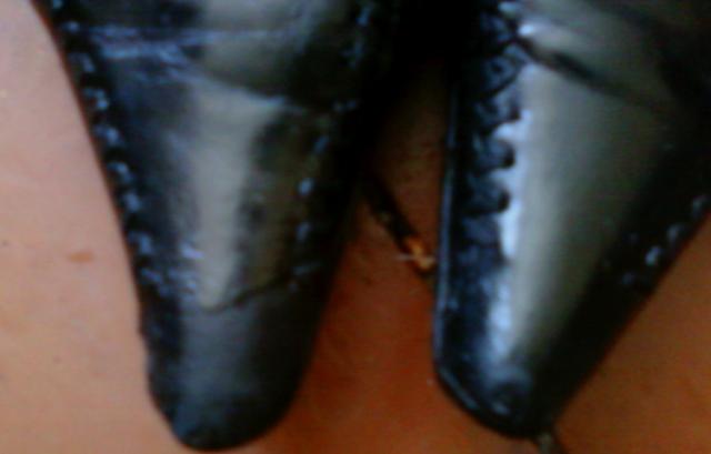 Daiktas juodi bateliai ant kulniuko