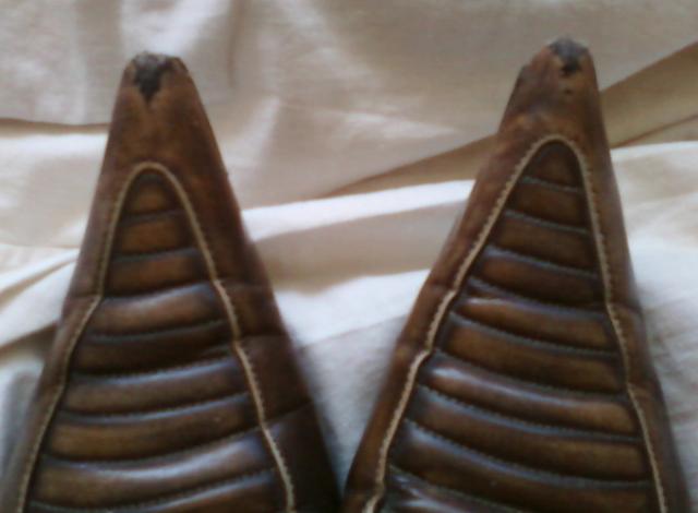 Daiktas bateliai rudi ant kulniuko :) 