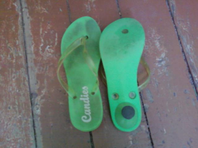 Daiktas Žalios tapkės per piršta ant kulniuko