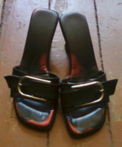 Daiktas jodos tapkės su sagtele viršuje ir ant kulniuko ji