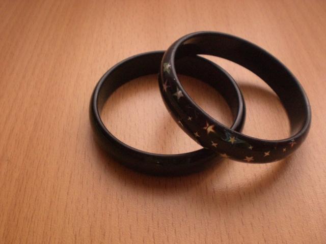 Daiktas Dvi apyrankes.