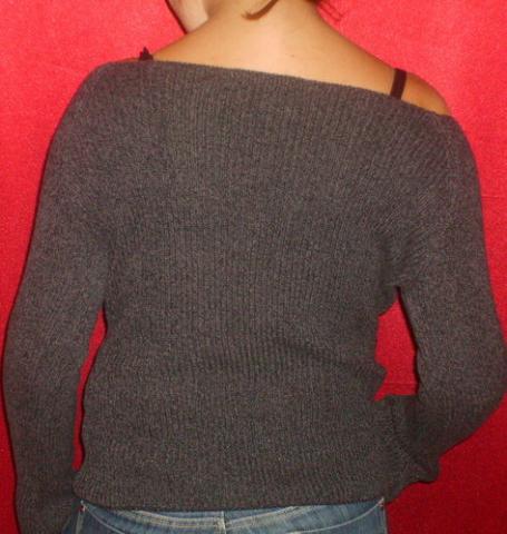 Daiktas pilkas megztukas.. 