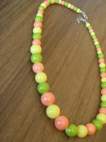 Daiktas spalvoti karoliai 