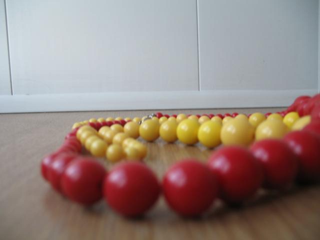 Daiktas karoliai dvieju spalvu