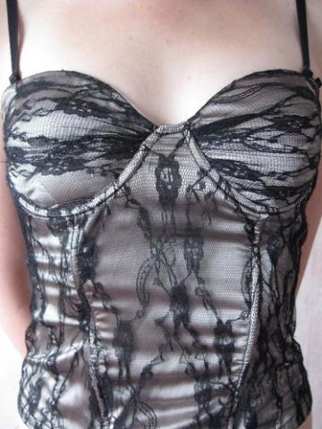 Daiktas Šviesus, juodai neriniuotas korsetas (S-M)