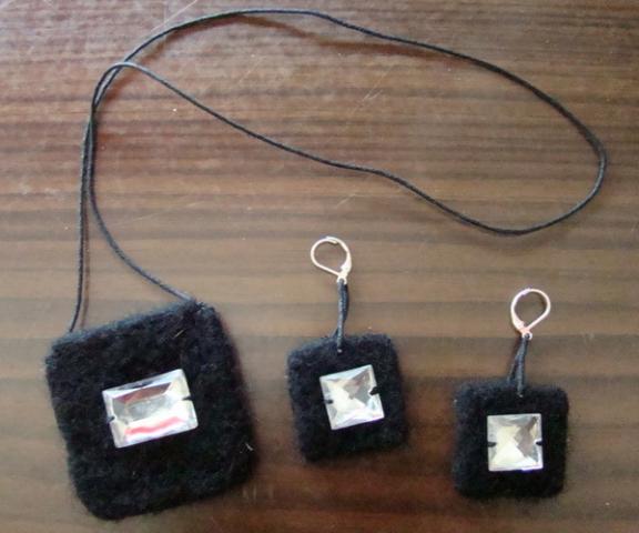 Daiktas pakabukas ir auskarai