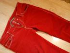 Daiktas raudonos kelnės