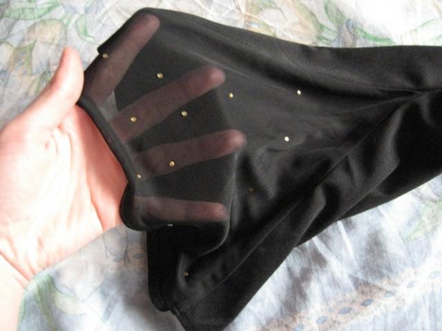 Daiktas Juoda palaidinė su auksiukais rankovėse, M