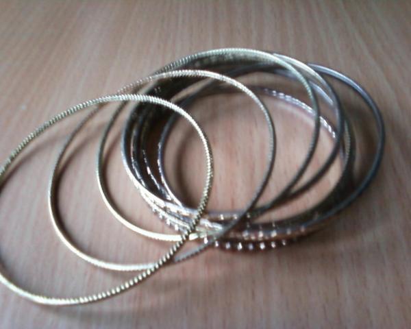 Daiktas aukso spalvos apyrankes