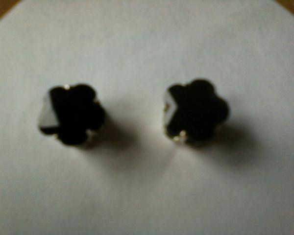 Daiktas auskarai su juodomis gelytemis