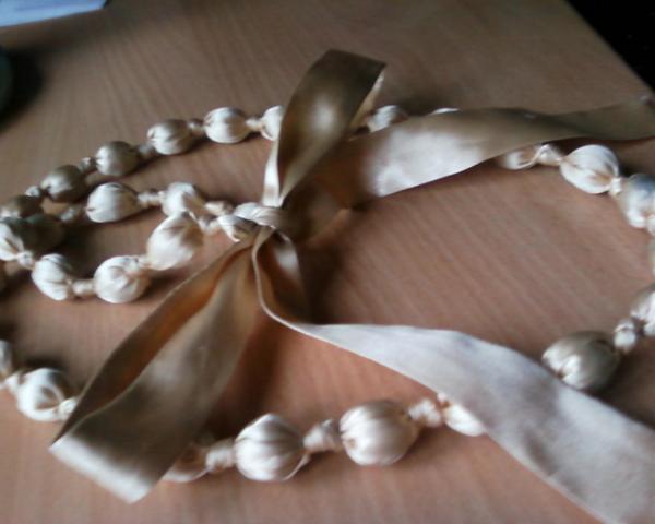 Daiktas kreminiai karoliai