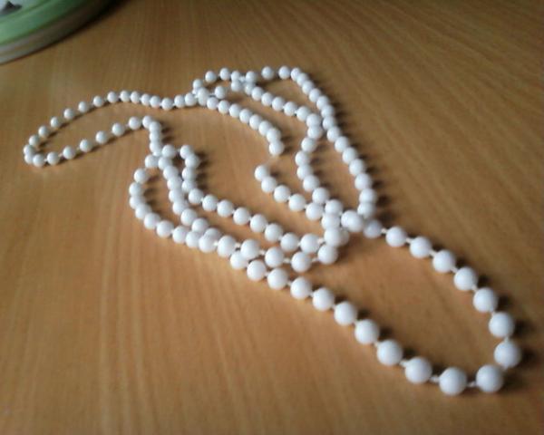 Daiktas balti karoliai