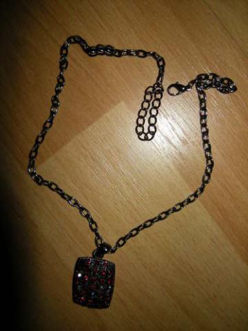 Daiktas raudonas pakabutis