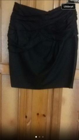 Daiktas Juodas sijonas, viršuje su raukinukais.