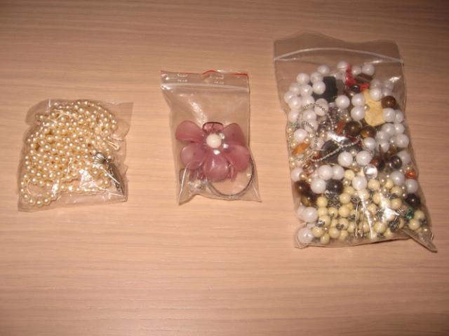 Daiktas Ivairus karoliukai siuvinejimui ar dar kam :)