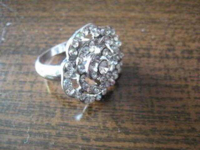 Daiktas Bizuterinis ziedas