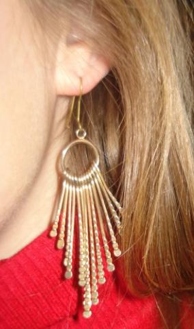 Daiktas aukso spalvos auskarai . 