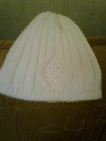 Daiktas balta kepure