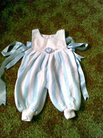 Daiktas melynos kelnytes talla su kaspinais