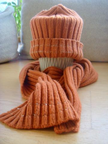 Daiktas Orandžinė kepurė ir šalikas