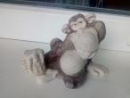 Daiktas Keramikinė statulėlė Beždžionė su alaus bokalu. 