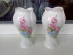 Daiktas Dvi porinės rumuniškos Apulum porcelianinės vazelės su gėlėm. 