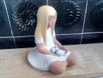 Daiktas Švediška keramikinė statulėlė Mergaitė su balandžiais. 